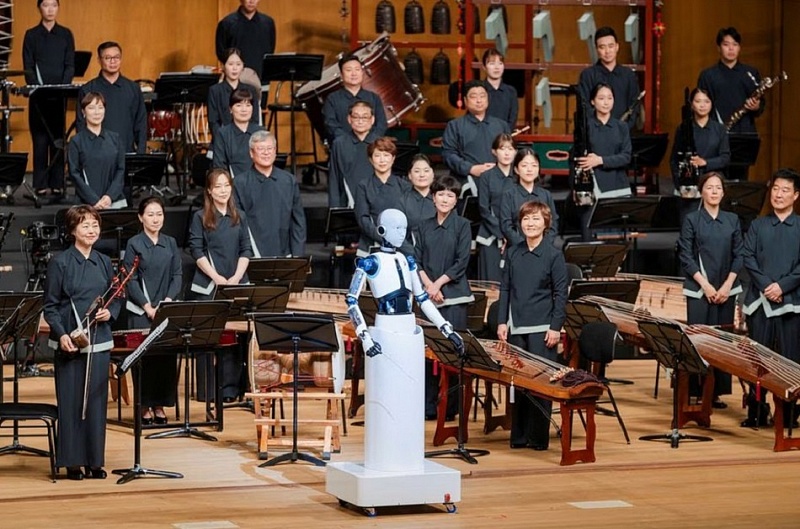 Робот-дирижер и корейский оркестр исполнили классическую монгольскую музыку. ВИДЕО