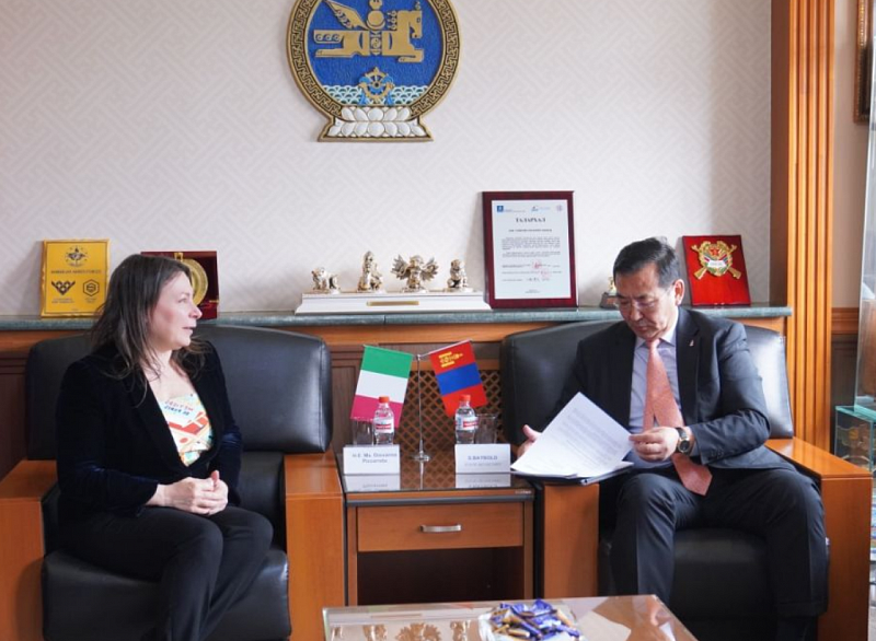 Монголия и Италия обсуждают автомобильные перевозки и развитие авиасообщения
