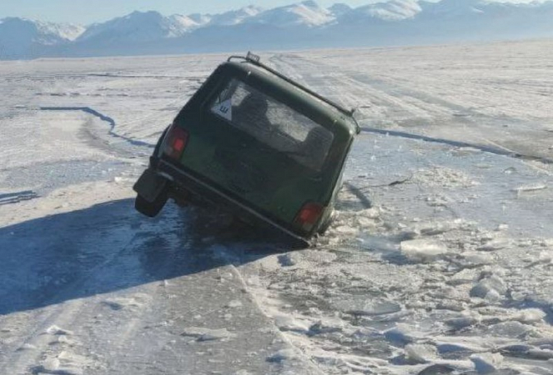 Два автомобиля провалились под лед на Байкале