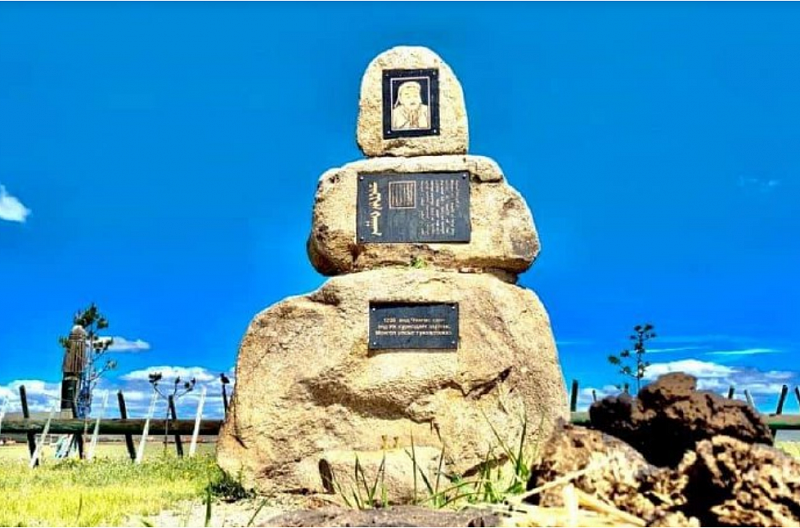 В Биндэр сомоне установили памятник Чингисхану