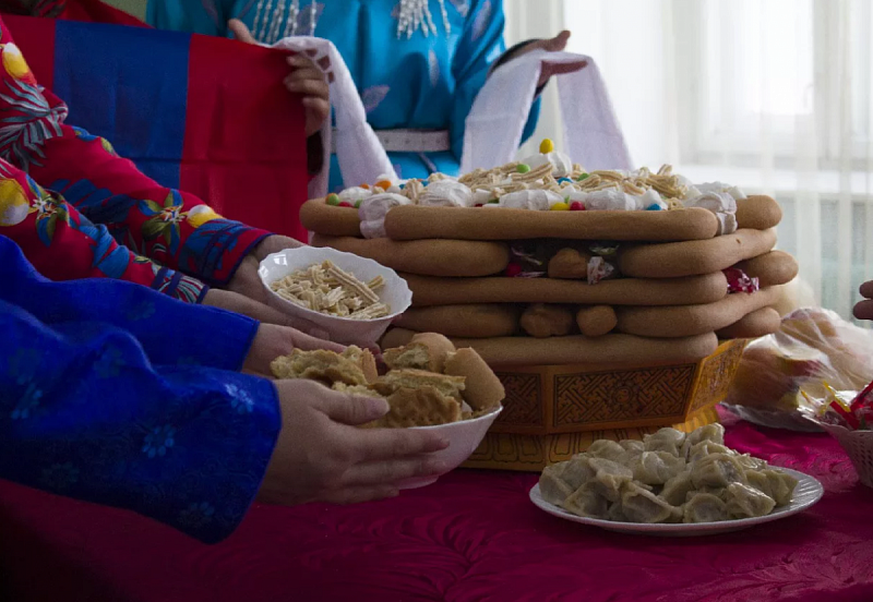 Около 30 тонн национальных угощений отправили мобилизованным Тувы к празднику Шагаа
