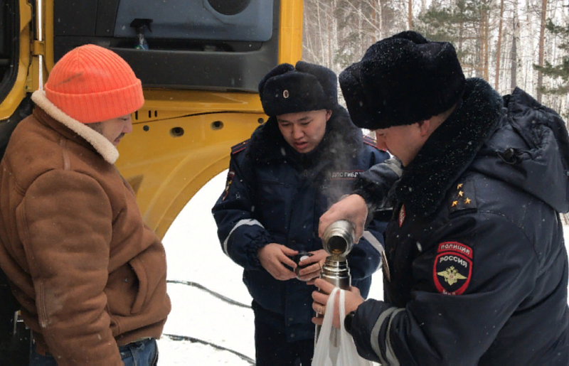 Полицейские помогли дальнобойщику из Монголии отремонтировать фуру