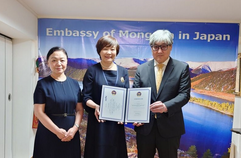 Вдова Синдзо Абэ получила награду в посольстве Монголии