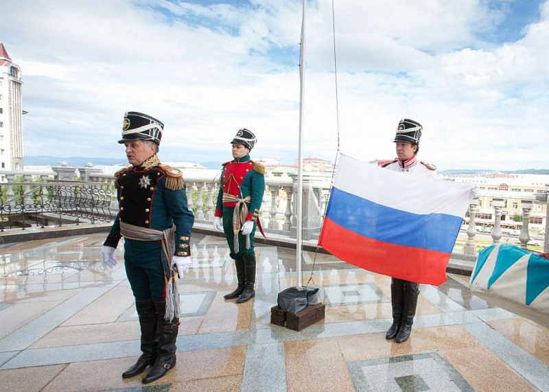 В театре им. Н. Бестужева впервые прошла торжественная церемония поднятия российского флага