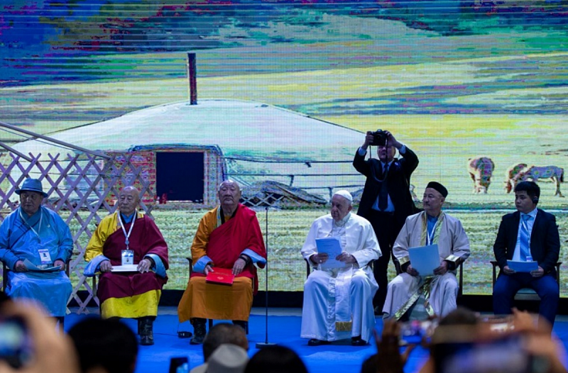 Папа Римский присоединился к шаманам, монахам и священникам в Монголии, чтобы подчеркнуть гармонию в вере