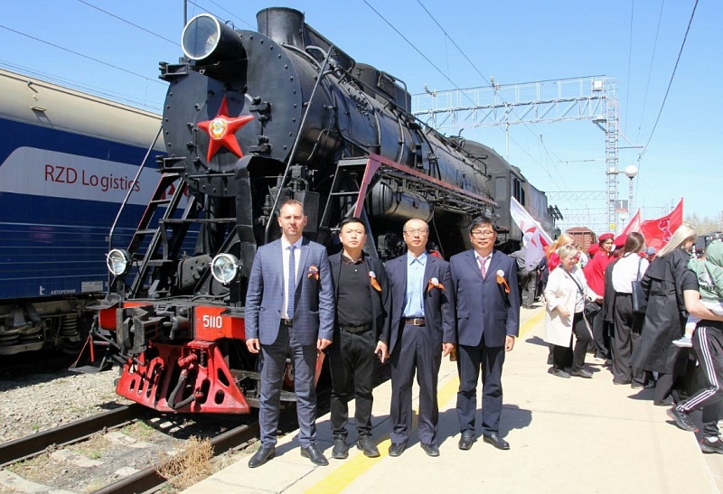 В Забайкалье делегации из Монголии и КНР поучаствовали во встрече ретропоезда "Победа"