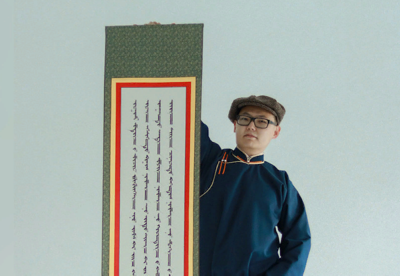 Каллиграф спасает бурятский язык с помощью монгольского письма