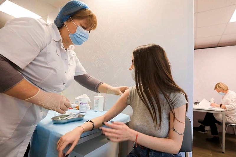 Минздрав зарегистрировал вакцину от ковида для подростков