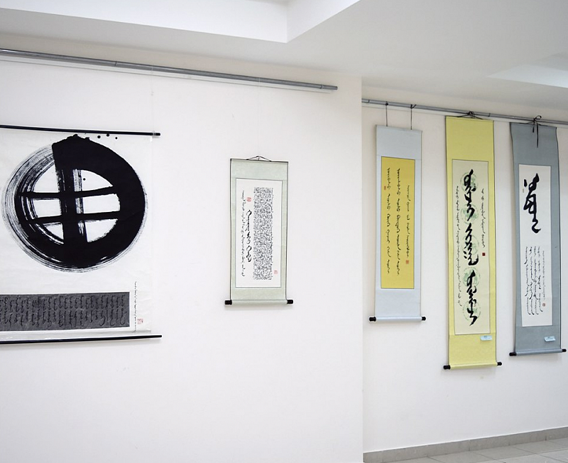 В Элисте открылась выставка ойрат-монгольской каллиграфии
