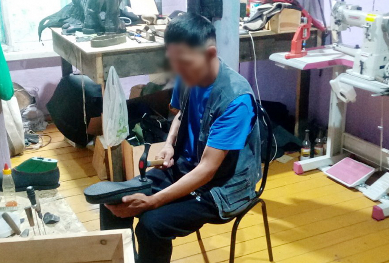 В Тунке осужденный к ограничению свободы открыл свой бизнес по ремонту обуви