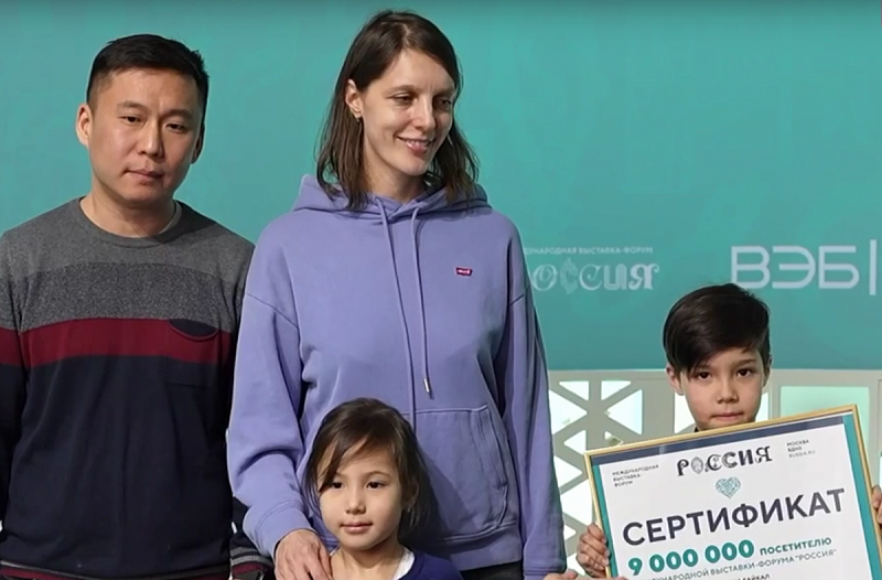 9-летнему Андрею Баторову вручили сертификат на семейное путешествие на озеро Байкал. ВИДЕО