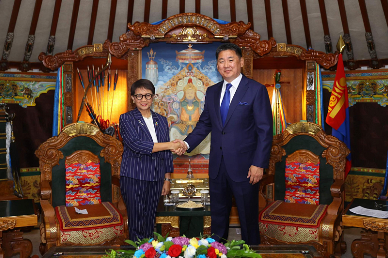 Президент Монголии принял министров иностранных дел ЮАР и Индонезии
