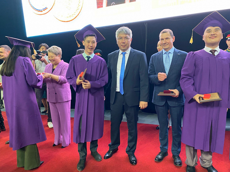 304 выпускника школ Бурятии получили золотые медали