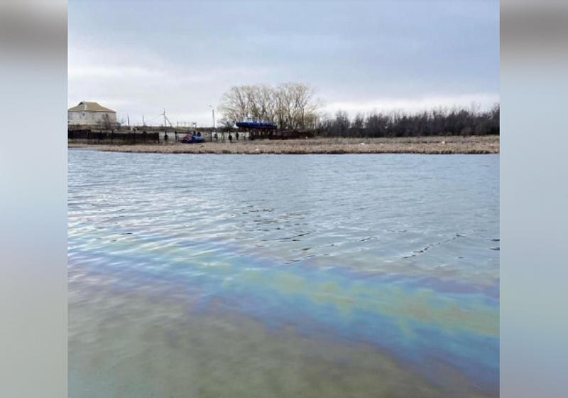 В Калмыкии обнаружили крупное загрязнение водоема нефтепродуктами