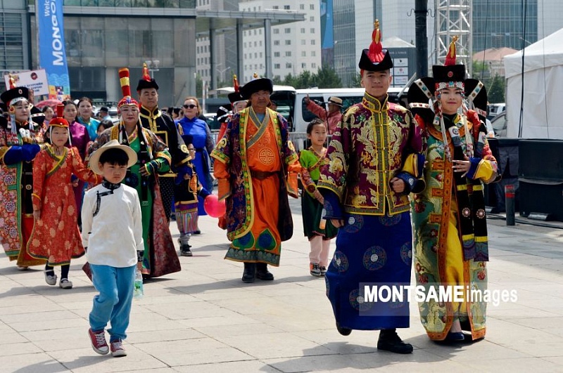 В Монголии прошел фестиваль национальных костюмов «Дээлтэй монгол»