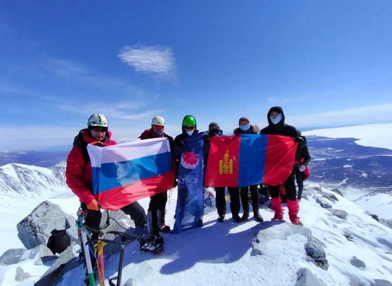 Студенты из России и Монголии  вместе покорили гору Мунку-Сардык