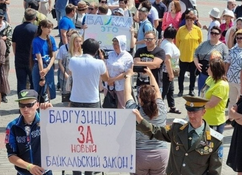 Участники марафона на берегу Байкала приняли участие в экологическом флешмобе