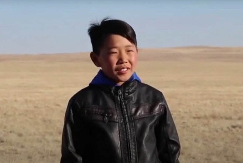 В Сети набирает популярность видео с мальчиком, читающим стихотворение на бурятском языке