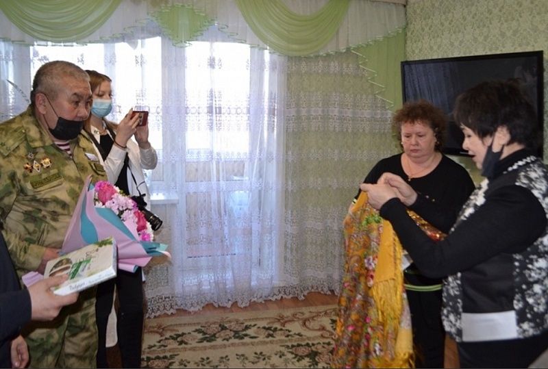 В Улан-Удэ супруге ветерана ОМОН вручили памятную медаль "Дочерям Отчизны"