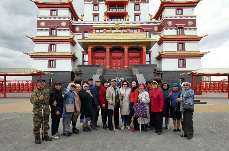 В тувинском монастыре «Тубтен Шедруб Линг» впервые прошла экскурсия для незрячих