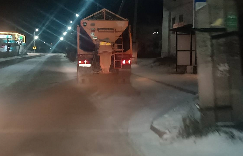 380 тонн песка высыпано на дороги Улан-Удэ с начала снегопада