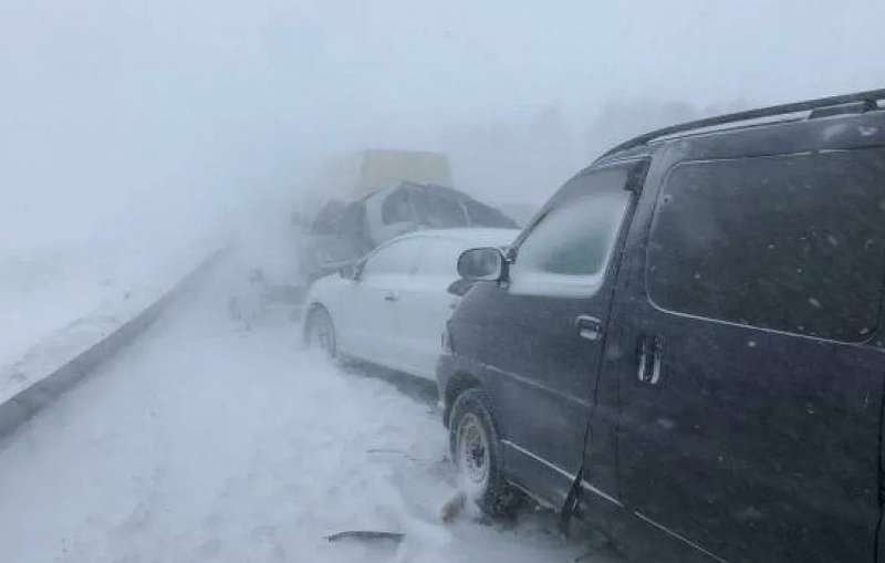 Около 17 автомобилей столкнулись в ДТП из-за сильной метели в столице Монголии
