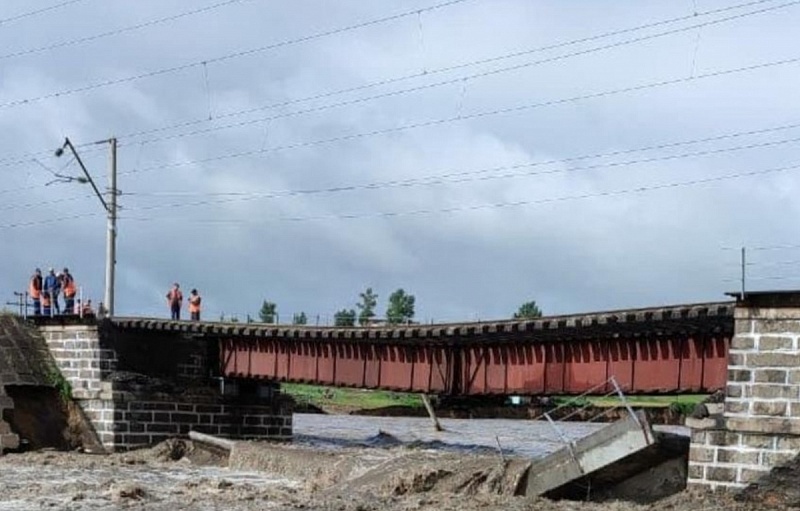 Из-за дождей в Забайкалье обрушился железнодорожный мост на Транссибе
