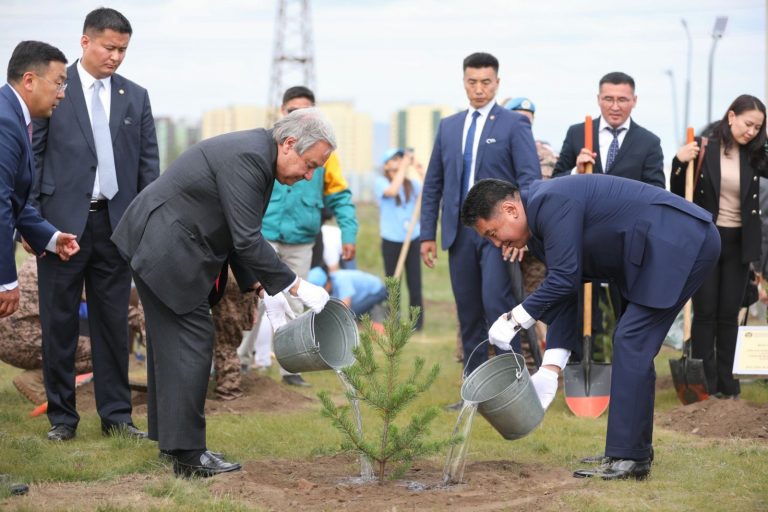 Генеральный секретарь ООН посадил деревья в национальном парке Улан-Батора