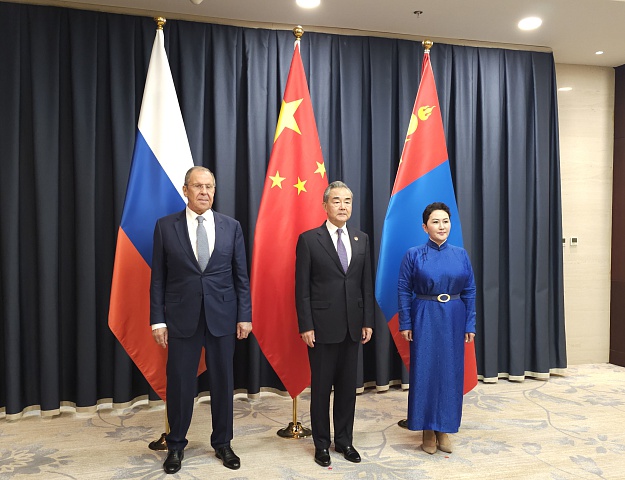 Главы МИД РФ, КНР и Монголии обсудили создание общего экономического коридора