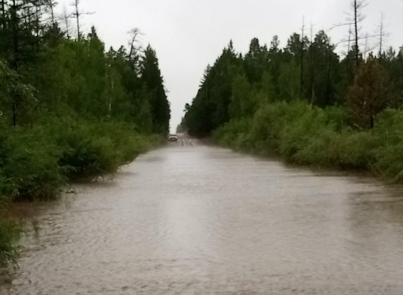 В Курумканском районе подтопило участок региональной дороги