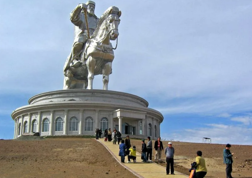 Памятник Чингисхану в Монголии в Улан Баторе. Статуя Чингисхана в Цонжин-Болдоге Монголия. Конная статуя Чингисхана в Монголии.