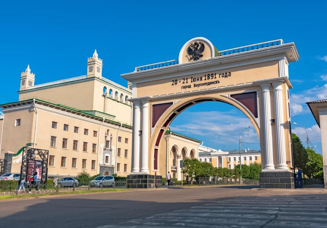 Бурятия улицы. Триумфальная арка в Улан-Удэ. Арка Верхнеудинск Улан-Удэ. Царские ворота Улан-Удэ. Царская арка Улан Удэ.