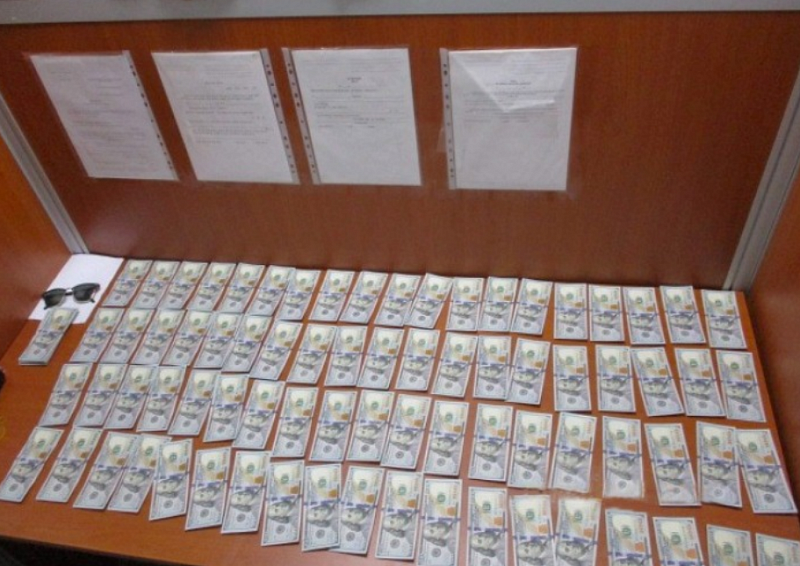 Почти  5 тысяч незадекларированных долларов  вывили бурятские таможенники у иностранца  в аэропорту Улан-Удэ