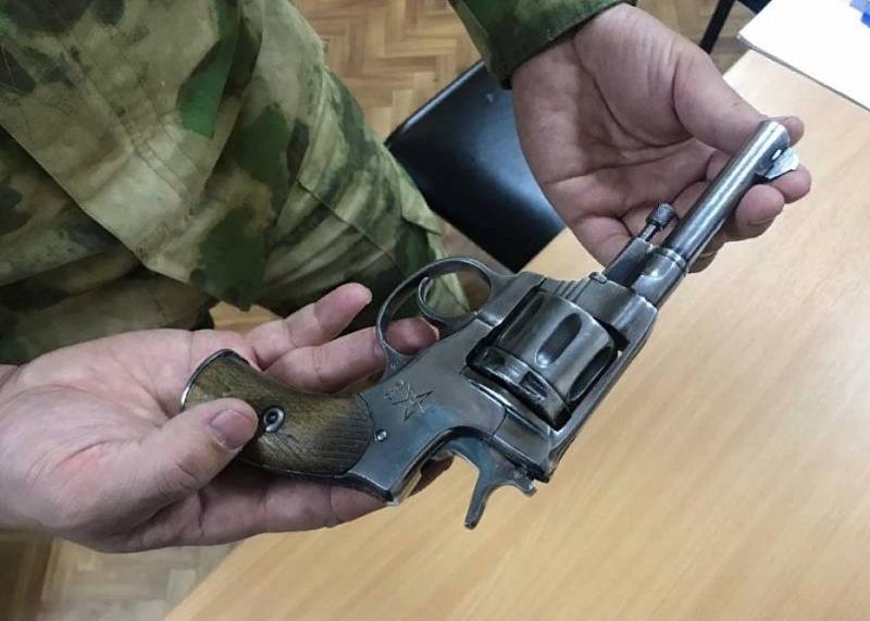 В Улан-Удэ росгвардейцы изъяли старинное оружие