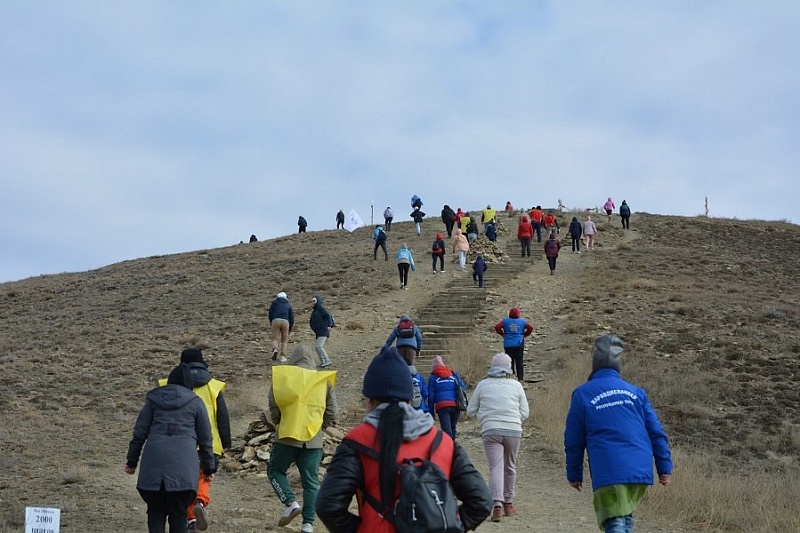 Жители Тувы прошли "10 000 шагов к жизни" к вершине Догээ