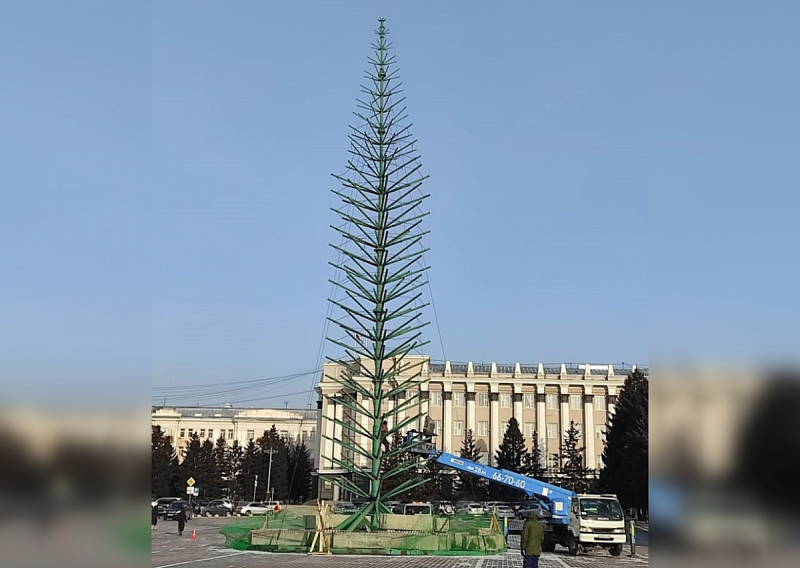 На площади Советов завершили монтаж каркаса главной новогодней елки