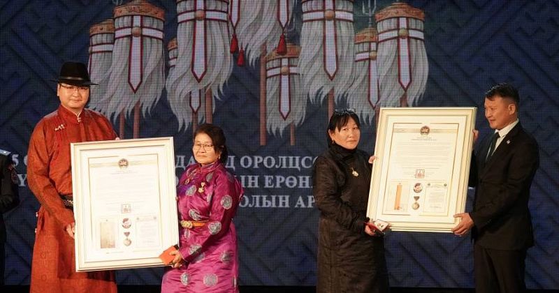 В Монголии детям ветеранов Освободительной войны 1945 года вручили президентские сертификаты и памятные медали