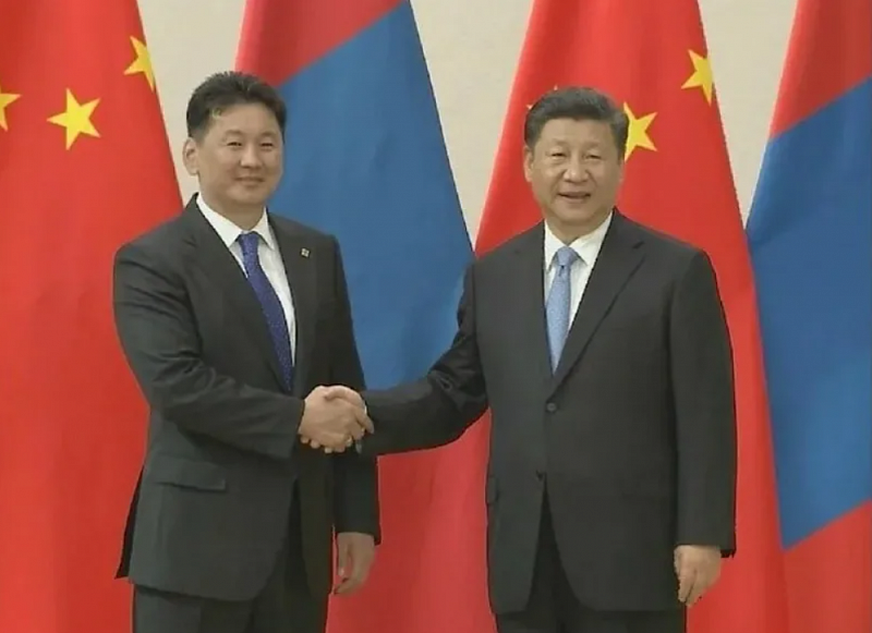 Си Цзиньпин встретился с президентом Монголии У. Хурэлсухом
