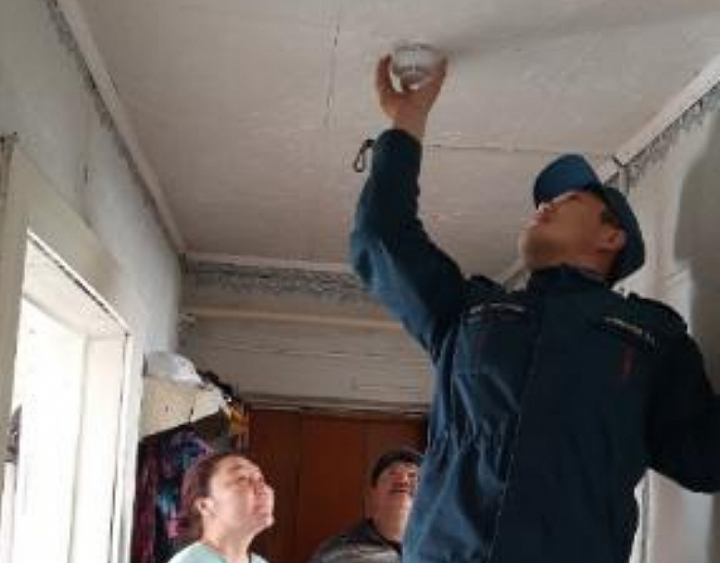 В Туве дома многодетных семей оснащают дымовыми извещателями