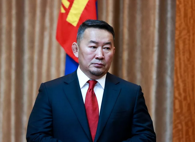 Президент Монголии распускает правящую партию