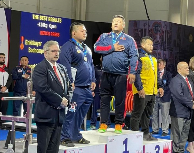 Монгольский спортсмен установил новый мировой рекорд по пауэрлифтингу