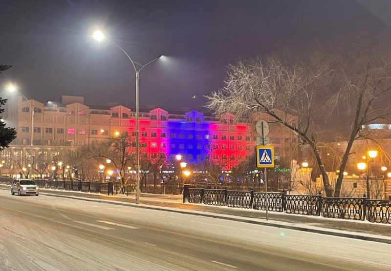Здание гостиницы "Забайкалье" 26 ноября подсветили в цвета флага Монголии