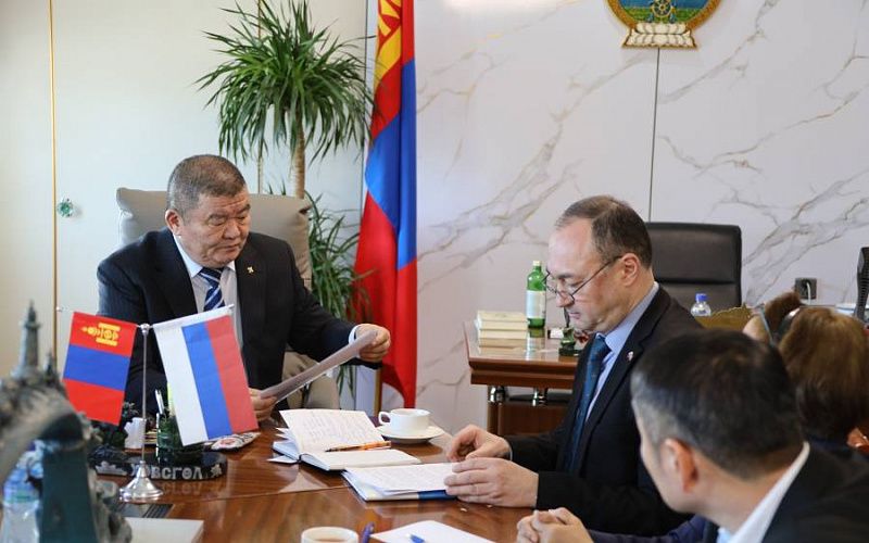 Генеральный консул РФ в Дархане встретился с главой аймака Хувсгел