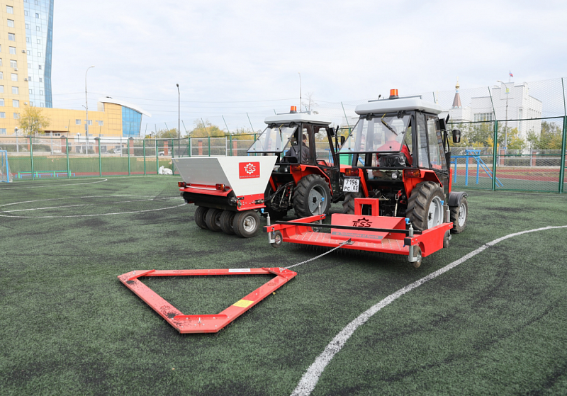 В Улан-Удэ закупили новые тракторы для чистки футбольных полей