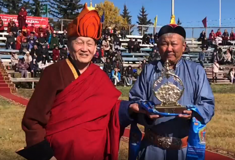 XXIV Пандито Хамбо Лама вручил Почетный знак "Хоер Мянгатан" 