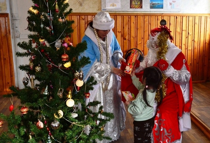 В районах Бурятии росгвардейцы поздравили детей с Новым годом