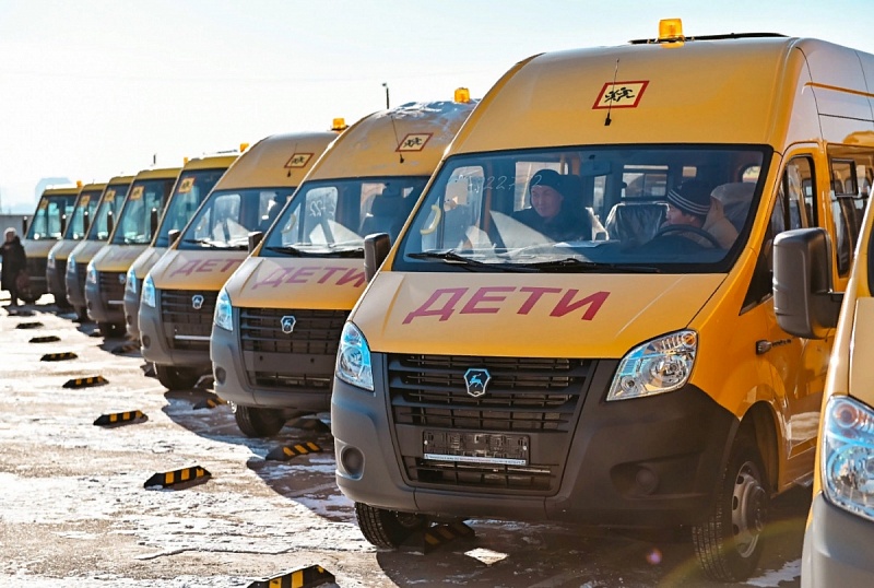 Глава Бурятии вручил ключи от 40 автобусов директорам районных школ