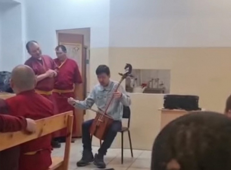 Лудуб Очиров исполнил "Bella, ciao!" и "Happy New Year" в стенах Буддийского университета