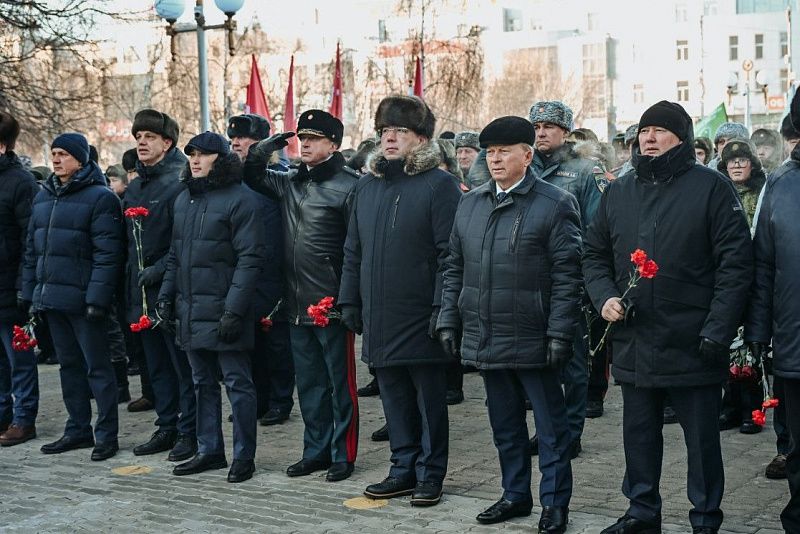 Алексей Цыденов возложил цветы к мемориалу Победы в честь празднования Дня защитника Отечества