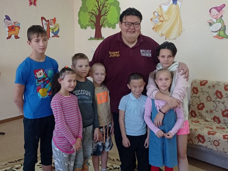 Известный сумоист Анатолий Михаханов провёл зарядку для детей
